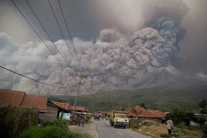 Flight warnings after eruption of Mount Sinabung volcano on Sumatra island