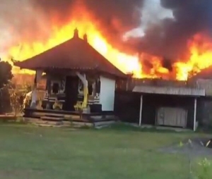 3 villas burned down caused by rubbish fire at the Keraton Resort Jimbaran