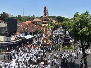 Royal cremation of the Queen of Denpasar ,two hours street parade with 18 meter high bade.