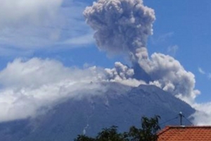 Mount Agung erupts again and blows 1,5 km ash in the Bali blue Sky