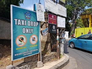 Minister of transport will not authorize Bali&#039;s governor plans to close down taxi online services.