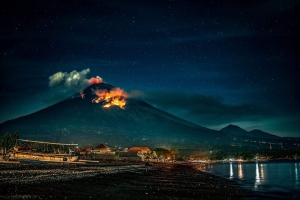 Violent eruption Mt Agung trowing out hot rocks 2 km from the crater, evacuation of 28 villages.