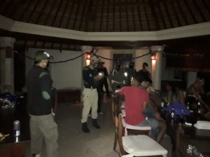 Pererenan villa party stopped by local authorities